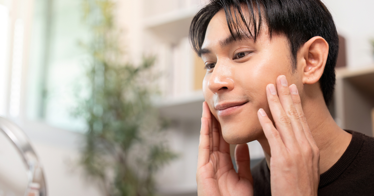 肌を触っている男性