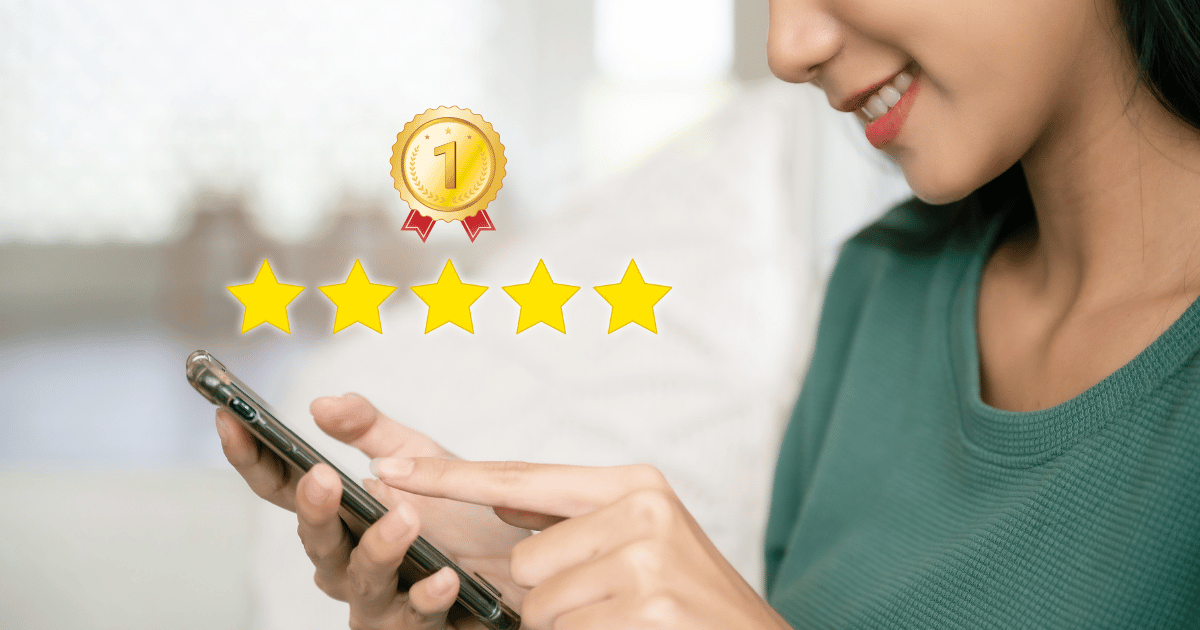 スマホを持ってレビューしている