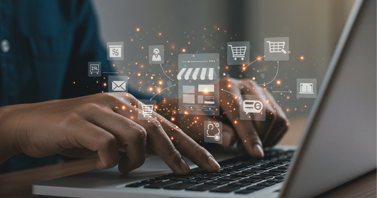 パソコンで入力している手