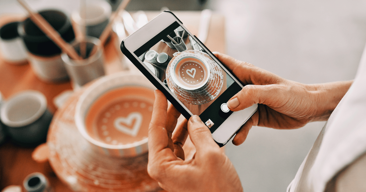 コーヒーの写真をスマホで撮影している様子