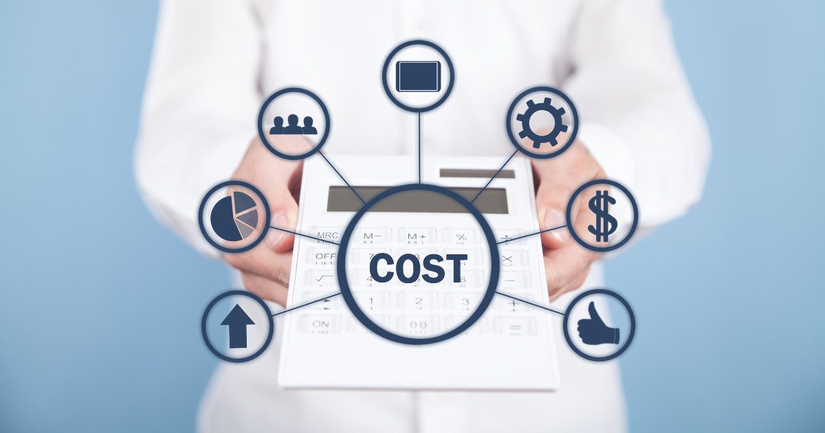 電卓を持っている女性。コストパフォーマンスを説明している