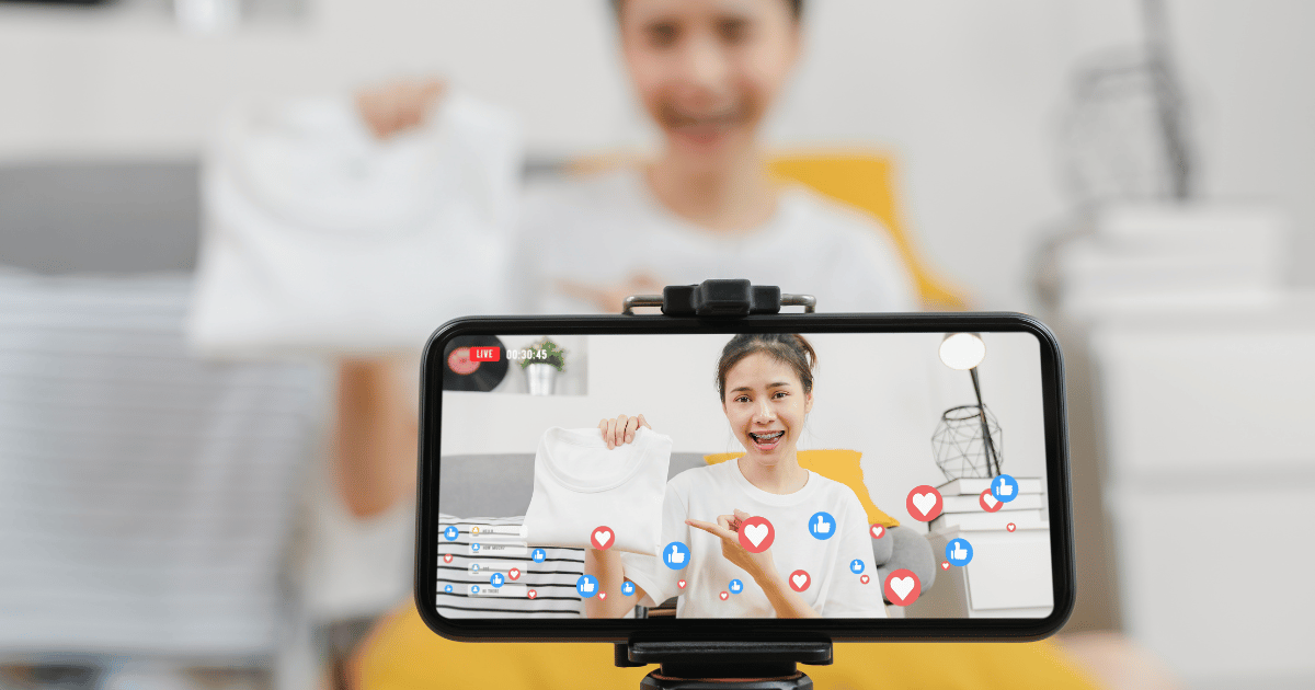 Tシャツの感想をスマホで撮影している女性