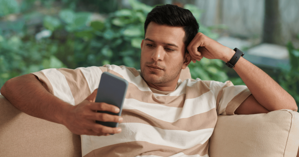 スマホを見る男の人