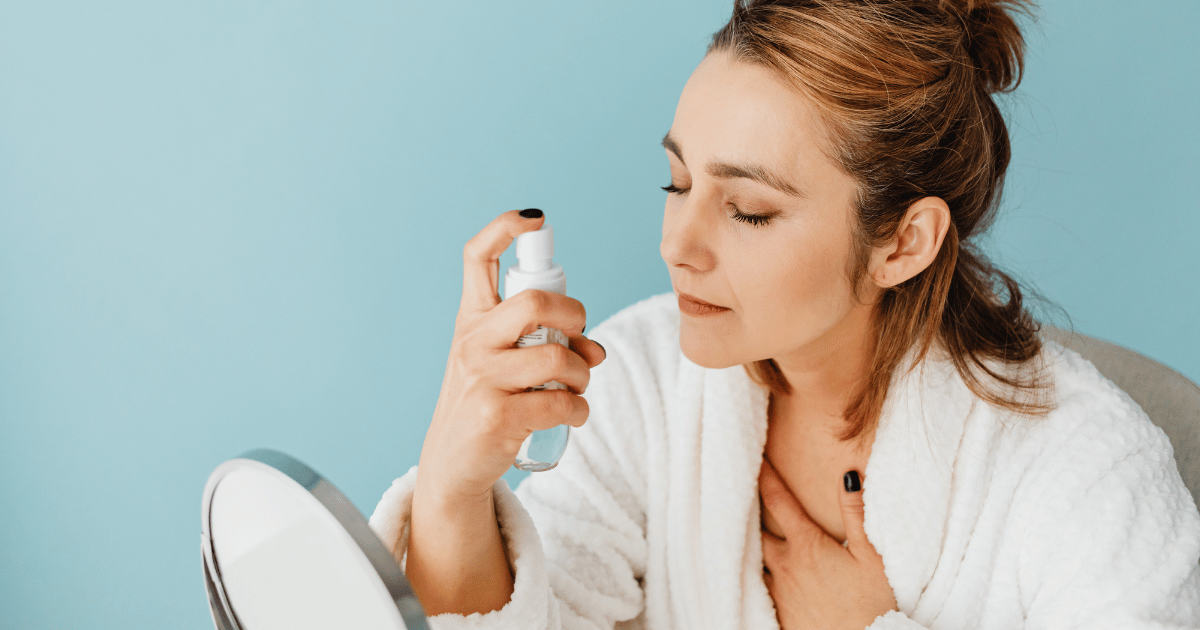 化粧水を顔に吹きかけている女性