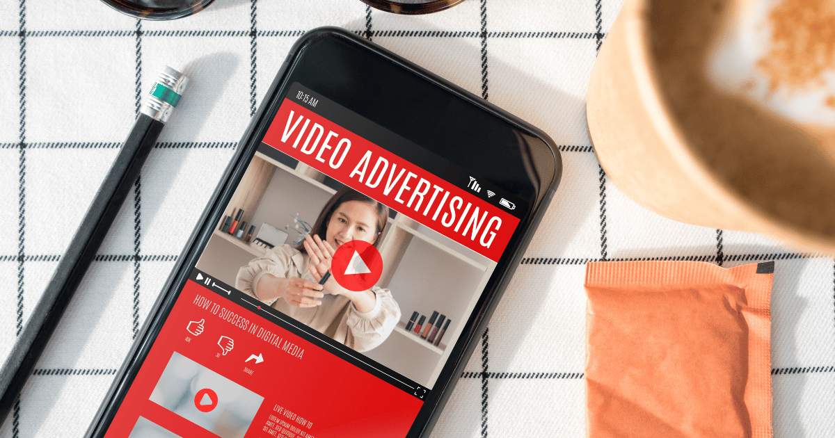 YouTubeでコスメを紹介している女性